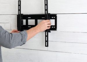 What is the difference between a mount and a bracket?